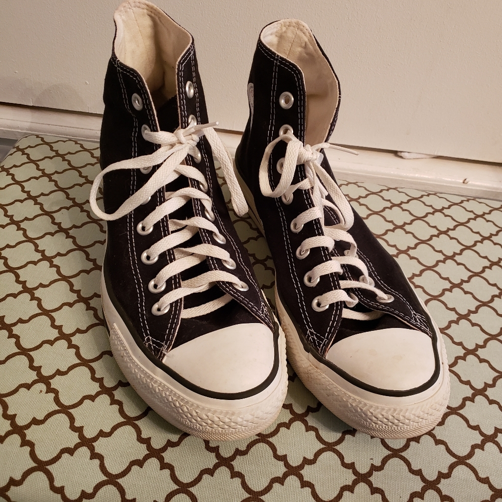 Converse unisex high top shoes. Black and white
